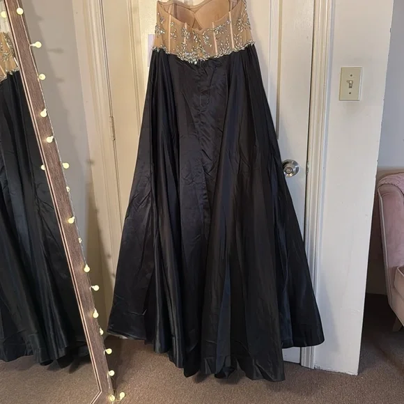 MAC DUGGAL
Strapless Embellished Bustier Ball Gown - Picture 8 of 16